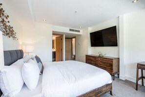 Primary bedroom: King bed