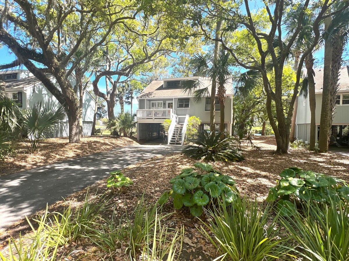 NEW TO MARKET. Golf & pond views. Refined beach cottage. Club Amenity Cards included.