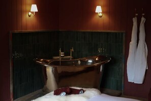Roll top bath in bedroom 