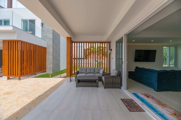 front pool porch
