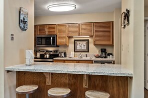 Kitchen and Breakfast Bar