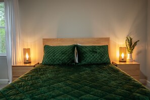 Queen bed in secondary room