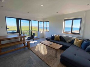 Ty Melyn No.2 Newgale – Lounge in comfort with expansive seating and uninterrupted coastal views – a perfect space for families or groups.
