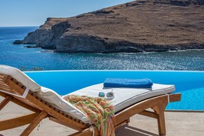 Infinity pool - Exterior sitting area