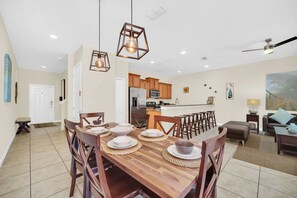 9-web-or-mls-8940-majesty-palm-rd