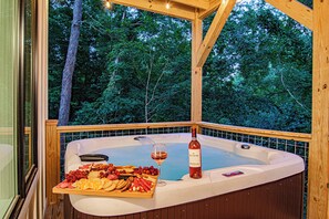 Picture yourself here—soaking, unwinding, and taking in the mountain serenity. This is what a getaway should feel like!