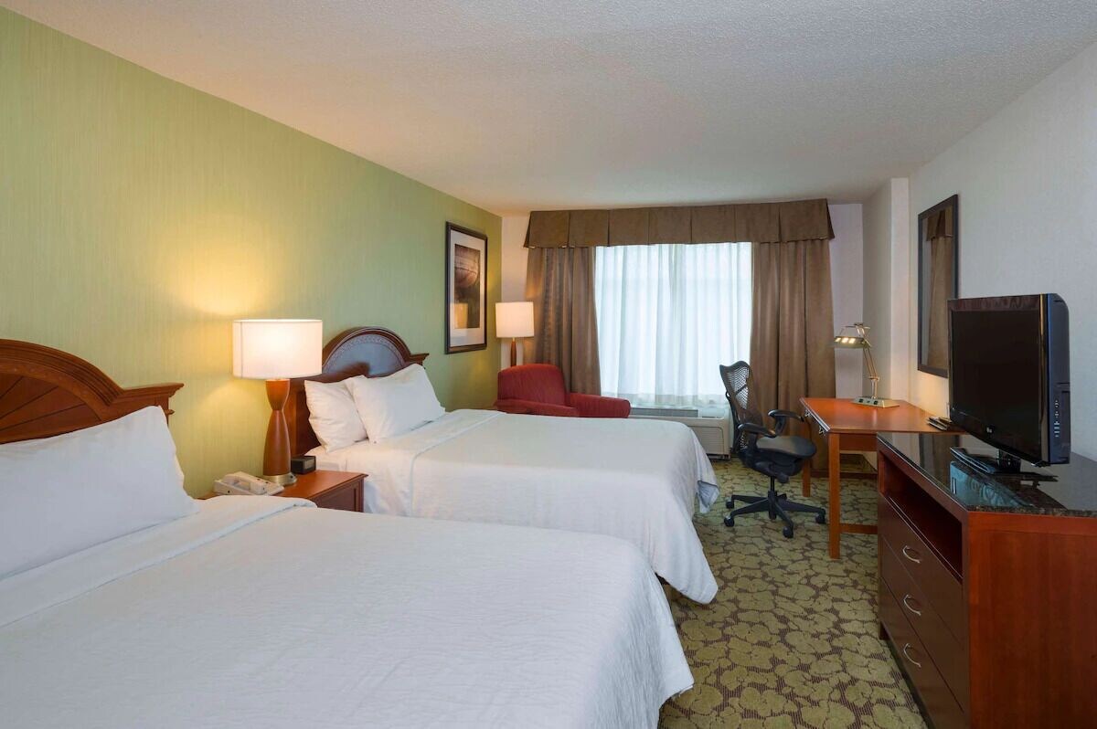 Family-Friendly Inn Near Shops at Somerset Square: Free Parking, Pool, 4 Units