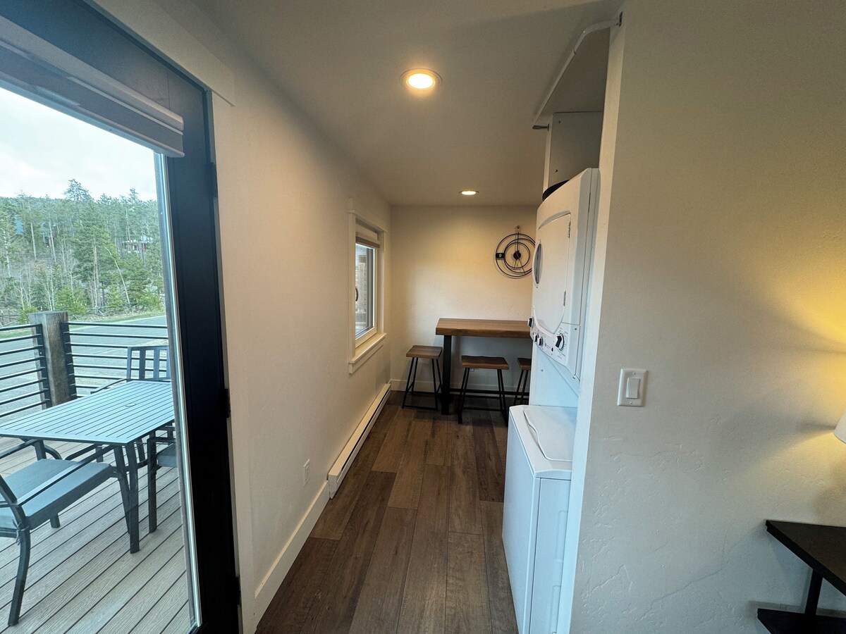 30 day+ rentals centrally located. Newly remodeled, pet friendly upper unit.