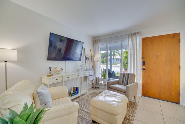 Vero Beach Vacation Rental | 2BR | 1BA | 768 Sq Ft | 1 Step Required