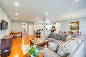 Living Room | 1st Floor | Smart TV | Central Heating & A/C | Free WiFi