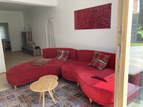 Wohnraum mit bequemer Couch