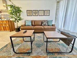 La sala es un espacio equipado con todas las comodidades que cualquier viajero necesita para una perfecta y cómoda estancia. 