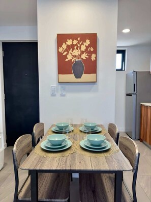 El Comedor se encuentra en el centro de la habitación, es para cuatro personas y tiene servicio completo para cuatro personas. 