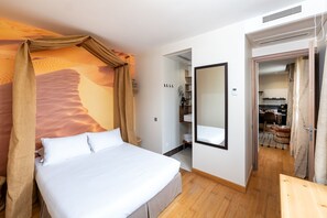 Overview of the air-conditioned bedroom with blackout blinds, providing comfort and privacy for a pleasant stay in Juan-les-Pins.