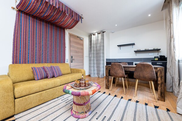 Bright living room with lounge area, dining space and dedicated workspace at La Caravane du Touareg – Perfect for remote work or study in Juan-les-Pins. High-speed Wi-Fi included, comfort and convenience at Mandara Beach