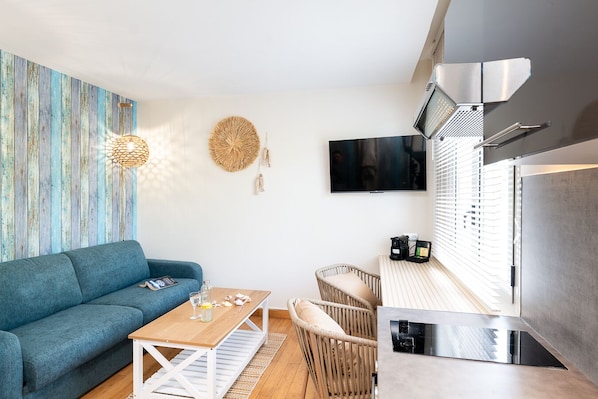 Living room with dining and lounge area – Ideal for relaxing or remote working in Juan-les-Pins.