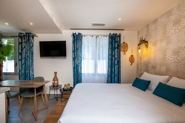 Living room with Rapido sofa bed – Bed already made, pillows integrated for maximum comfort. A practical and functional space, perfect for study stays at Mandara Beach