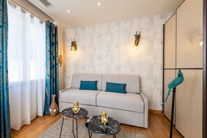 Overview of the living room with a Rapido sofa bed – Bed fully prepared with pillows stored inside the sofa compartments for optimal comfort at Mandara Beach by eDwelling, Juan-les-Pins.