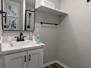 Bathroom 1 - Pic 1