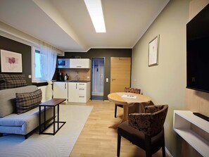 Gemütliches 2 Zimmer Apartment mit Seeblick vom Balkon-2 Zimmerapartment - Wohnzimmer