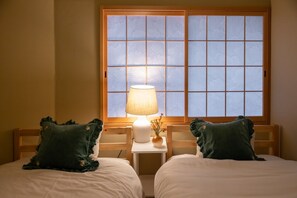 3F Bedroom 1 : Single Bed x2 Bedroom 1: Single Bed x2