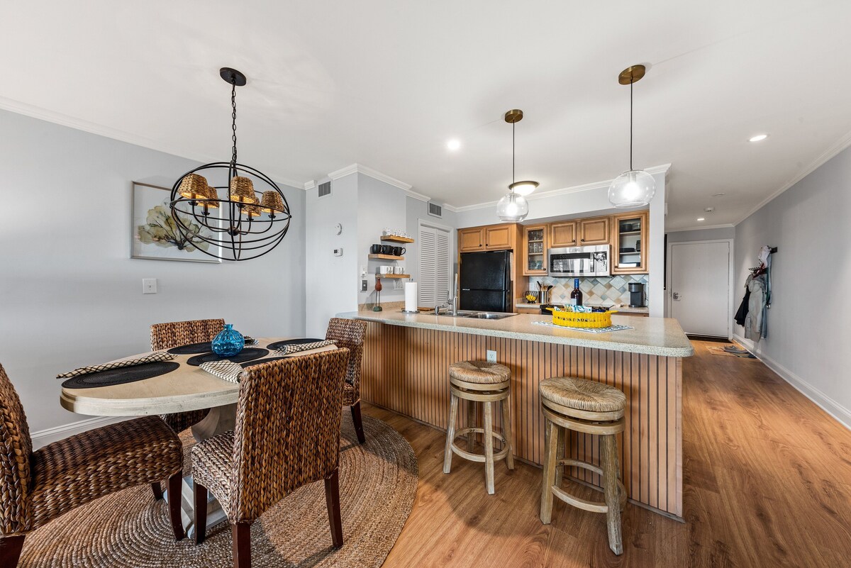 Beach Front w/ Beautiful Sunsets! Walk to Pools! Amenity Cards Included! Dog Friendly!