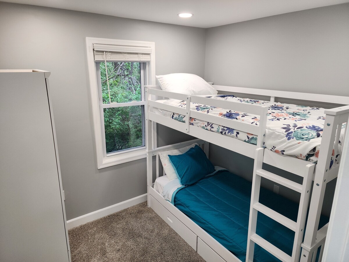 Top Spot: guest house in quiet neighborhood, 15 mins drive to everything.