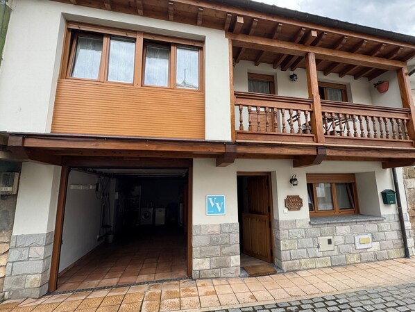 Facade/entrance