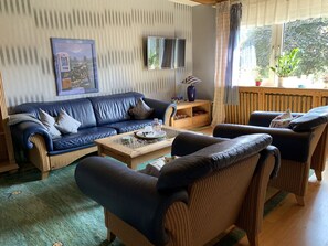 Ferienwohnung "Zur Heide", 120 qm, 1-6 Pers.-Gemütliches Wohnzimmer mit rustikaler Ledergarnitur