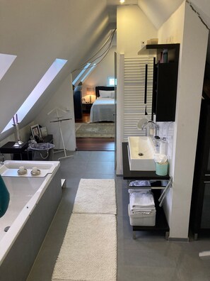 Ferienwohnung, 50 m², 1-2 Pers.-großes Badezimmer mit Dusche und Badewanne, handtuchtrockner und großem Waschtisch