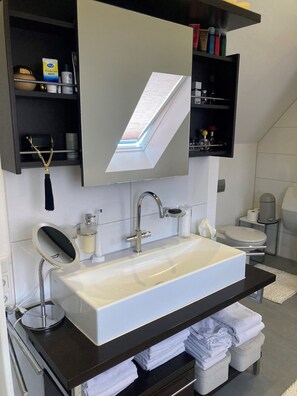 Ferienwohnung, 50 m², 1-2 Pers.-schönes Wachsbecken mit großem Spiegel