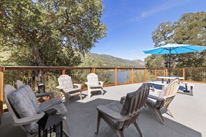 Enjoy meals or drinks at the picnic table on the upstairs balcony, all while soaking in the stunning Lake Don Pedro views!