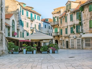 \"Stadt, Balkon, Urlaub, Stadtplatz, Cobblestone, Regenschirm