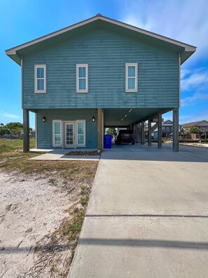 "Unwind in this stylish coastal getaway, offering contemporary comforts and a serene atmosphere. The extra-long driveway provides ample parking for vehicles and watercraft."
