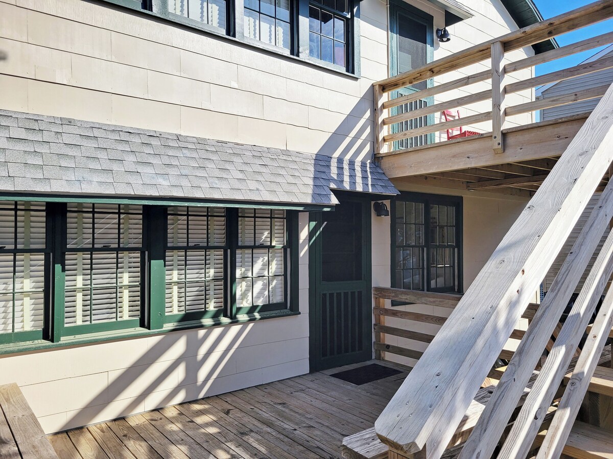 Second Row Beach House, 2 Kitchens, 2 Screened Porches, Dog Friendly