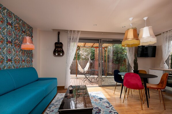 Lounge and dining area with direct view of your private terrace at Mandara Beach – An ideal space for working or relaxing in an inspiring setting, in Juan-les-Pins. Perfect for a professional stay or comfortable remote work