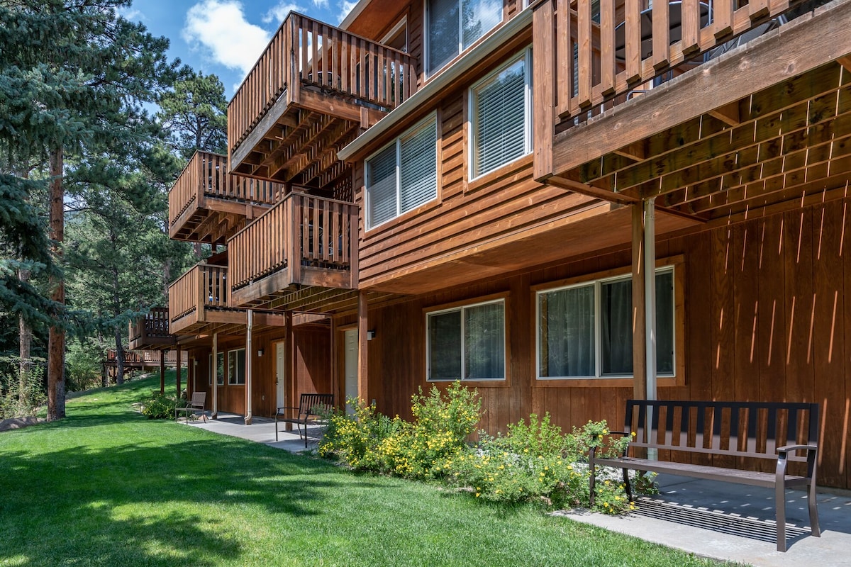 Make your Estes Park Suite dreams come true in the Riverfront Suite.