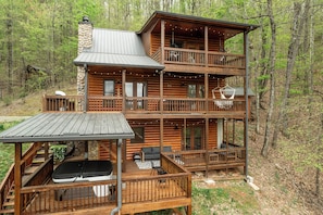 Relax in style at Moonrise Mountain - a charming cabin with stunning views!