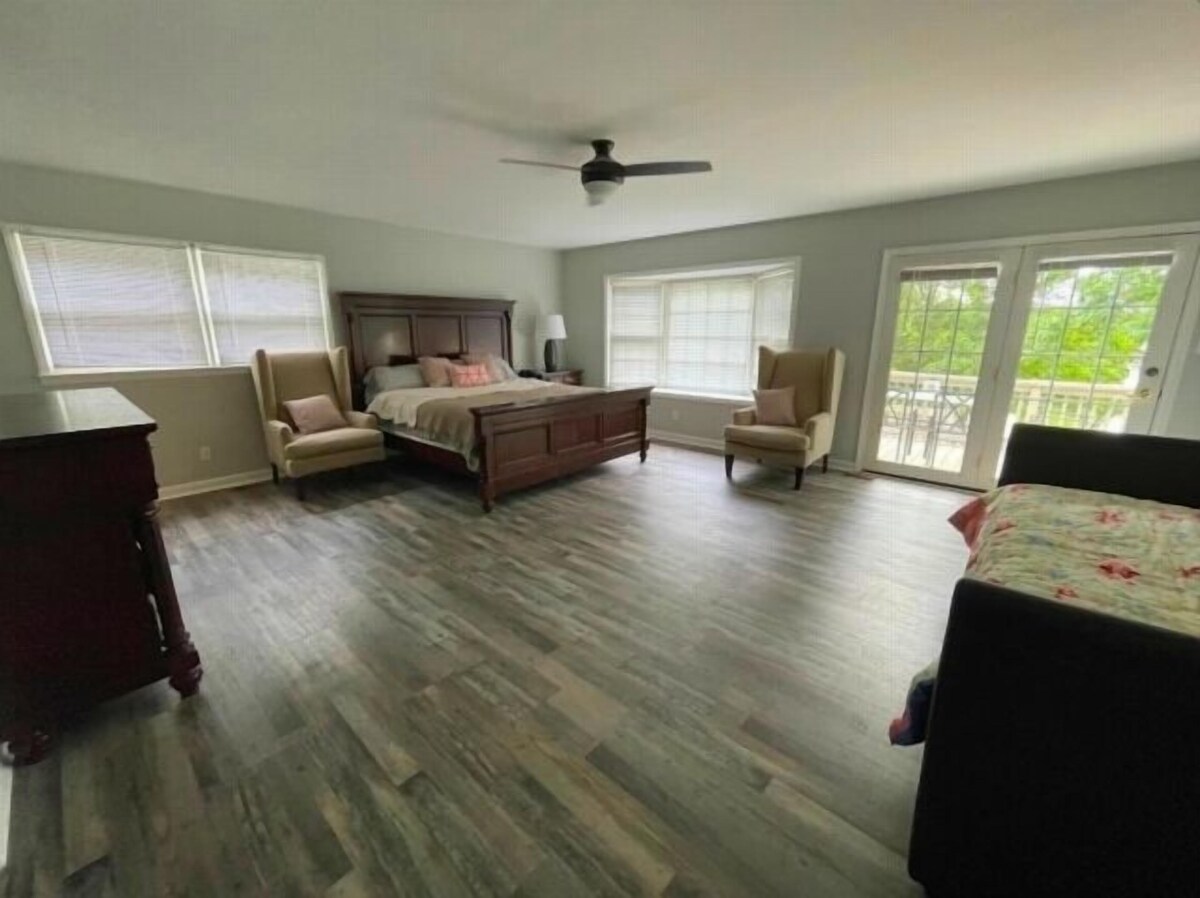 Luxury and Location! New everything, Wifi, Kayak.