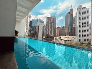 Piscina a sfioro
