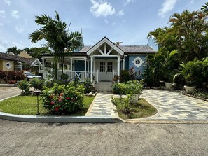 Villa Front, detached, end corner property