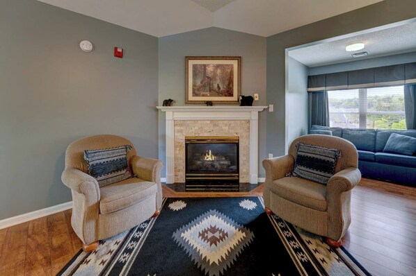 Bear Crossing 503 2 Bedroom Condo Sleeps 8 Pigeon Forge - Main Living Room Image