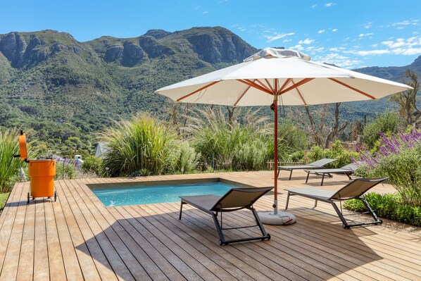 Pool overlooking exquisite mountain views.