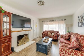 Living Room | Central A/C & Heating | Smart TV