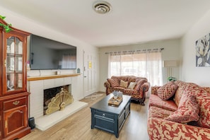 Living Room | Central A/C & Heating | Smart TV