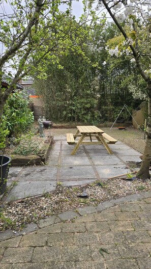 Private garden picknick table