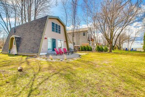 Back Exterior | Outdoor Dining Area | Charcoal Grill