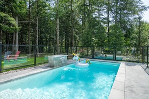 La piscine est ouverte entre le 20 mai et le 15 septembre.