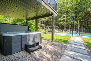 "Le setup extérieur est parfait avec le spa, la piscine et le feu." - Lydia