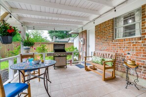 Covered Patio | Gas Grill | Outdoor Seating & Dining